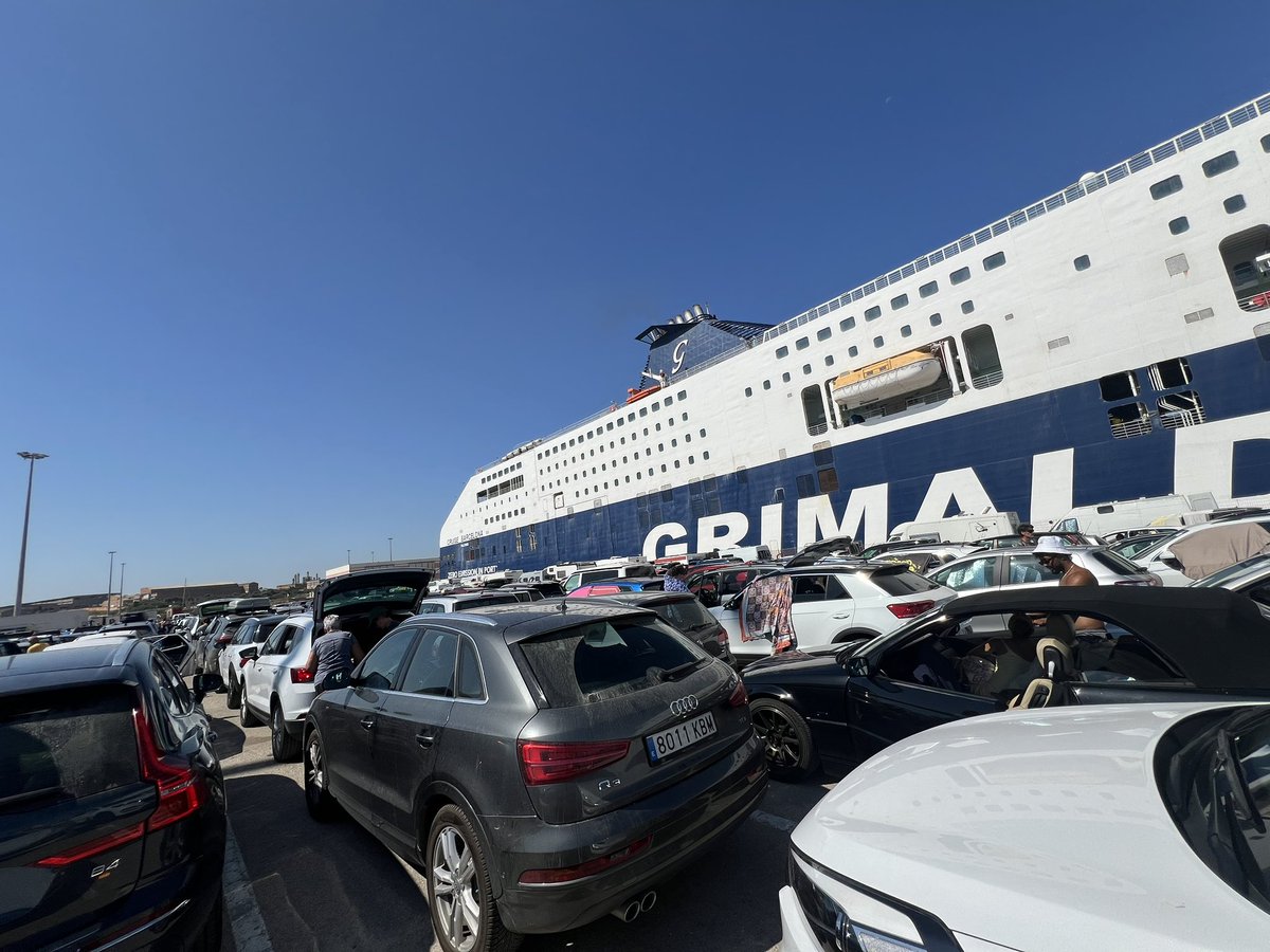 PosantZ's tweet photo. VERGONZOSO  @GrimaldiLines Llevamos desde las 7.45 esperando para embarcar para volver a Barcelona a una temperatura de 30 grados. El barco tenia que salir a las 9.45 y todavia no hemos subido. Niños pequeños, personas mayores..#grimaldilines #puertocerdeña #portotorres https://t.co/IkA3L2FiLI
