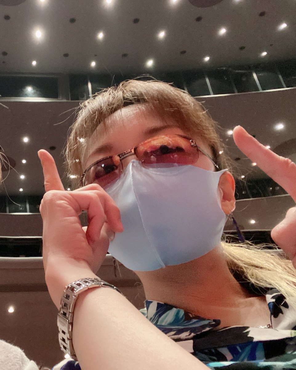 6oma4's tweet photo. 宙組公演久々久々の😭観劇👁️👁️✨
休演者により代役が多かったけれど、代役の皆が奮闘していてアツくなりました❤️‍🔥
初舞台が宙組発足公演の『シトラスの風』の84期生として、思わず胸アツく応援📣
気付ければ、拳🤛を作りエールを送っていました😅笑
千秋楽まで駆け抜けられますよぅに‼️
#宙組 https://t.co/Pb1q9JkWMN