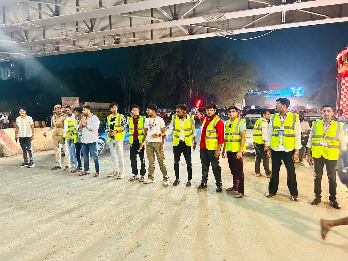 MPSghaziabad's tweet photo. "पहला दिन कावड़ सेवा 2024" #निस्वार्थ_सेवा🙏🏻
अपने सभी भाईयो के द्वारा राज नगर एक्सटेंशन और घूकना मोड़ पर DVF के माध्यम से सेवा की गई।🌾
सभी शिव भक्त कावड़ियों की मदद के लिए मौजूदा परेशानियों को दूर किया गया
चौ० मोहित मलिक #mpsvs @DvfGzb @Uppolice @ghaziabadpolice https://t.co/RFxEPp9Wdu