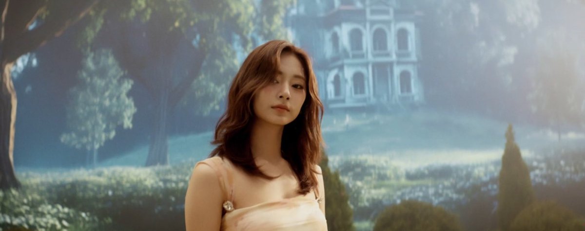 THIS TZUYU LOOK >>