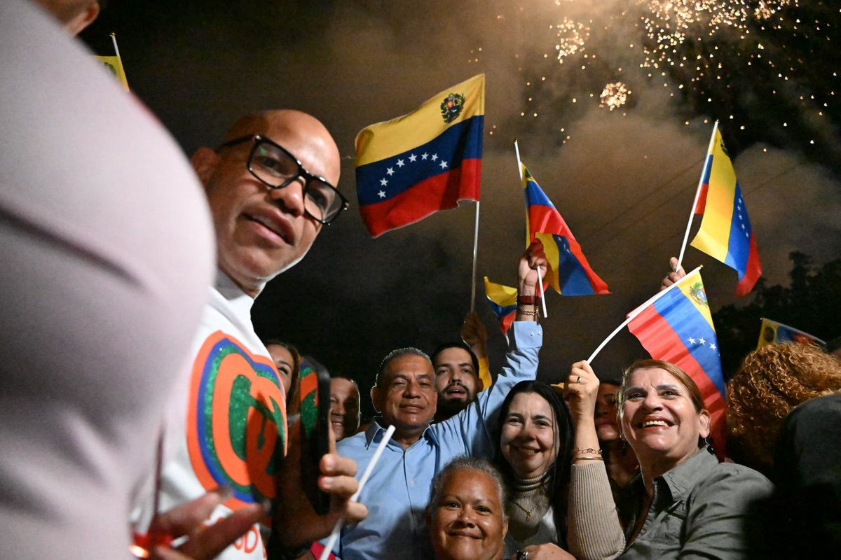 Estamos en Vista Al Sol … Desde aquí en San Félix decretando todo lo mejor para el pueblo venezolano en los 70 años del nacimiento del comandante Chávez !!! 
Nosotros vamos a vencer . Dios está con la Patria