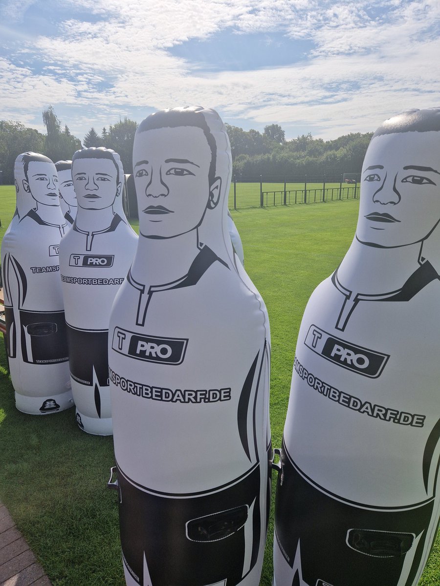 A solid week. Home tomorrow. Access to two training sessions, 13 player interviews (will publish some of these next week), two on the record Farke chats, two games and bizarre secrecy. Memorable.

1) Training
2) Farke but make it art
3) His Majesty's press Corp
4) Jack Harrison