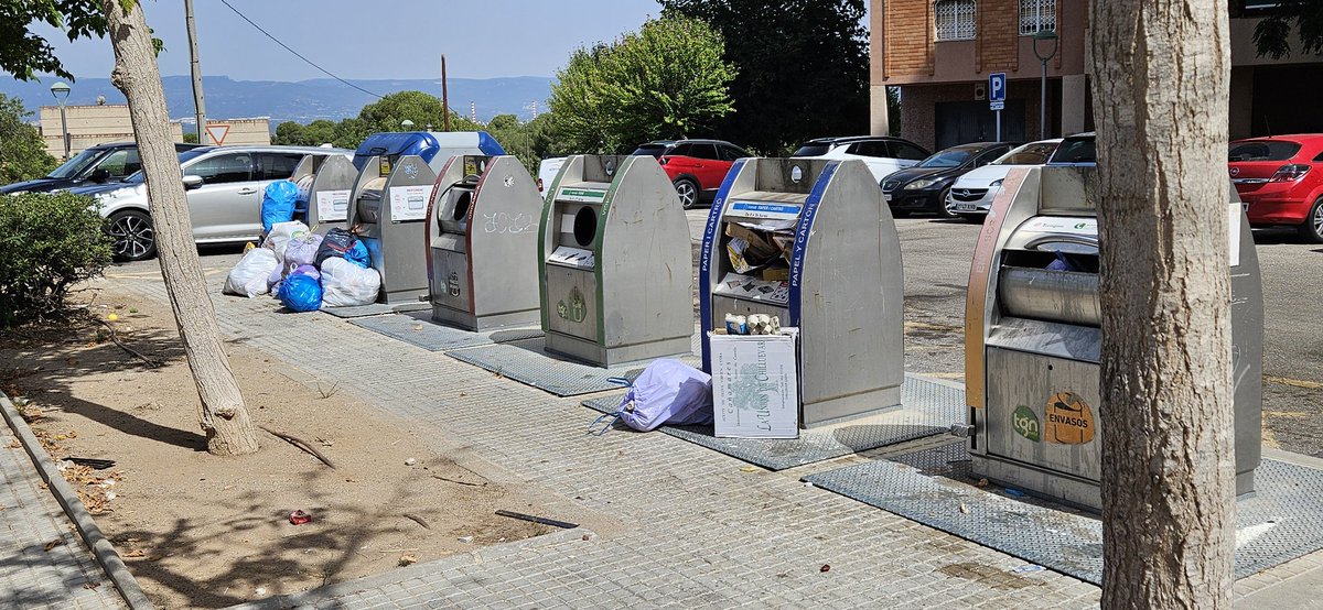 rosags1973's tweet photo. Este es el estado de los contenedores al lado del blq Xile. Vergonzoso, insalubre, imagen nefasta. ¿Hasta cuándo? https://t.co/b8vvwH7q9N