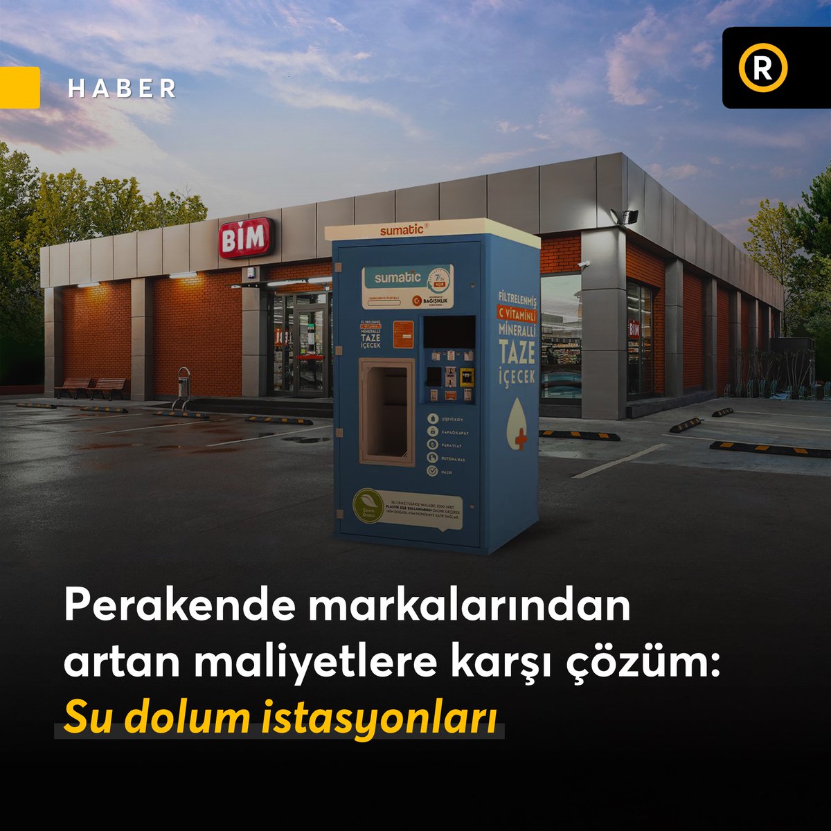thebrandplanet's tweet photo. Son dönemde enflasyonun etkisiyle artan yaşam maliyetleri, su gibi en temel ihtiyaçlarda bile kendini gösterdi. Bu durum, birçok insanı alternatif su temin yöntemlerine yöneltti. Şehirlerin farklı noktalarındaki çeşmelerden su temini ve evlerdeki musluklara arıtma sistemi kurulumu gibi çözümler gündeme geldi.

Bu içgörüden yola çıkan bazı yerel yönetimler ve indirim marketleri, su dolum istasyonlarını lokasyonlara entegre etmeye başladı. Çeşitli sosyal medya platformlarında paylaşılan videolarda özellikle BİM gibi indirim mağazalarının bazı lokasyonlarına konumlandırılan bu istasyonlar, damacanayı 20 TL, 5 litre suyu ise 7 TL karşılığında doldurma imkanı sunuyor. Öte yandan, paylaşılan videolarda yer alan istasyonların BİM mağazalarında deneme amaçlı mı yoksa anlaşma kapsamında mı yer aldığına dair henüz resmi bir bilgi bulunmazken, özellikle şebeke sularının içme suyu olarak kullanılamadığı büyük şehirlerde bu çözüm oldukça pratik bir alternatif olarak öne çıkıyor.

🪐 Brand Planet Yorumluyor:
İlk aşamada, su dolum tesisleri enflasyonun etkisiyle artan yaşam maliyetleri karşısında finansal dengeleri sürdürmek isteyenler için avantaj sağlıyor olsa da bazı durumlarda yetersiz kalabiliyor.

Özellikle yaşlı, yeni ebeveyn olan aileler veya engelli bireyler için bu hizmetten faydalanmak zor olabilir. Farklı boyutlarda ürünler temin edilebilse de, doldurulan şişelerin taşınma süreci, dolum alanı ile hanenin bulunduğu yere olan uzaklığa göre zorlayıcı olabilir. Bu nedenle, dezavantajlı bireyler için teslimat kolaylığı sağlayan bir modelin geliştirilmesi, hizmetin daha geniş kitlelere ulaşması açısından anlamlı sonuçlar doğurabilir.

Son olarak, ilerleyen günlerde, A101, Şok Marketler, Migros, CarrefourSA ve diğer perakendecilerin bu tarz indirim odaklı bir su istasyonu çözümü sunup sunmayacağını ve bu alanda rekabetin nasıl şekilleneceğini ise zaman gösterecek.

📍 Bilgi ve fikir vermek amacıyla hazırlanan bu içerik, haber ve genel öngörü niteliğinde olup, reklam veya iş birliği değildir.

📍 Haberde yer verilen ücretlerin esas alındığı tarih 28.07.2024 olup, zaman içerisinde farklılıklar gösterebilir.