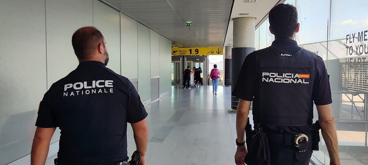 La colaboración de <a href="/policia/">Policía Nacional</a> con <a href="/PoliceNationale/">Police nationale</a> en los #JJOOParis2024 no solo se desarrolla en #PARIS2024 

Agentes especializados en extranjería y fronteras están desplegados en el aeropuerto de #Toulouse y en otros puntos de #Francia 🇫🇷

#TuPolicíaEnParís