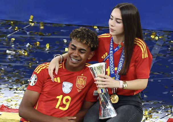 earth_tracker's tweet photo. @TrollFootball Lamine Yamal's girlfriend is discovered sitting on another boy in an Instagram live and the couple stops following each other:

 https://t.co/CymOwDEXqd