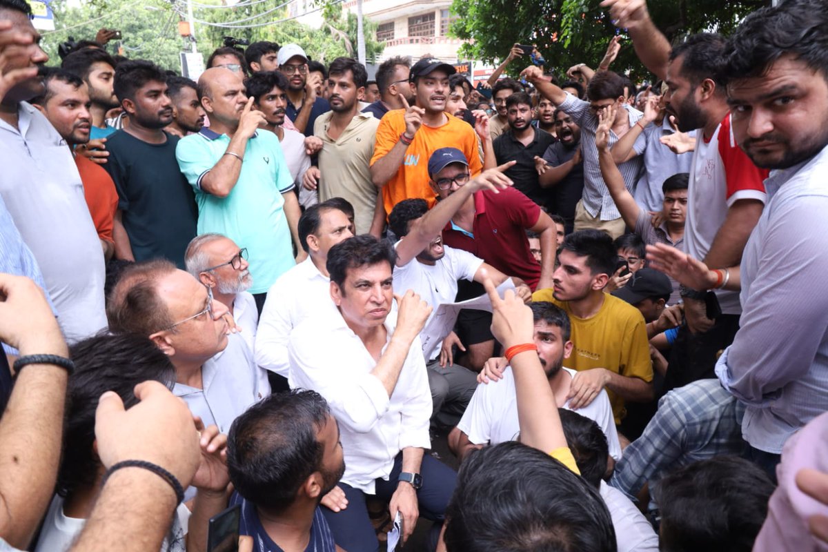 devendrayadvinc's tweet photo. बीती रात #राजेंद्रनगर में दिल्ली सरकार और MCD की लापरवाही की वजह से हुए हादसे को लेकर सभी छात्रों से मुलाकात की और उनके साथ प्रदर्शन में शामिल हुए। दिल्ली कांग्रेस पूर्ण रूप से इंसाफ की इस लड़ाई में छात्रों के साथ है।

#आप_का_जानलेवा_मॉडल
#delhi #RajenderNagar https://t.co/7FunSBPxeA