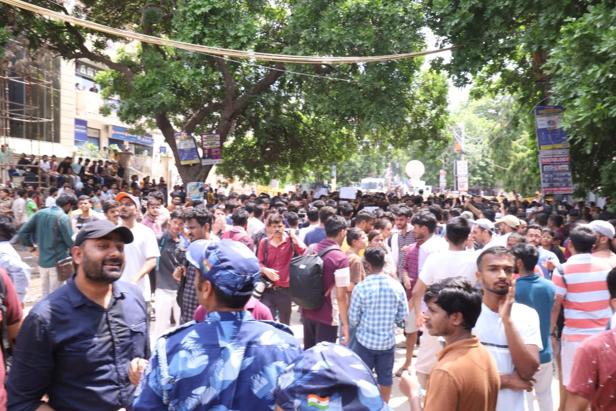 devendrayadvinc's tweet photo. बीती रात #राजेंद्रनगर में दिल्ली सरकार और MCD की लापरवाही की वजह से हुए हादसे को लेकर सभी छात्रों से मुलाकात की और उनके साथ प्रदर्शन में शामिल हुए। दिल्ली कांग्रेस पूर्ण रूप से इंसाफ की इस लड़ाई में छात्रों के साथ है।

#आप_का_जानलेवा_मॉडल
#delhi #RajenderNagar https://t.co/7FunSBPxeA