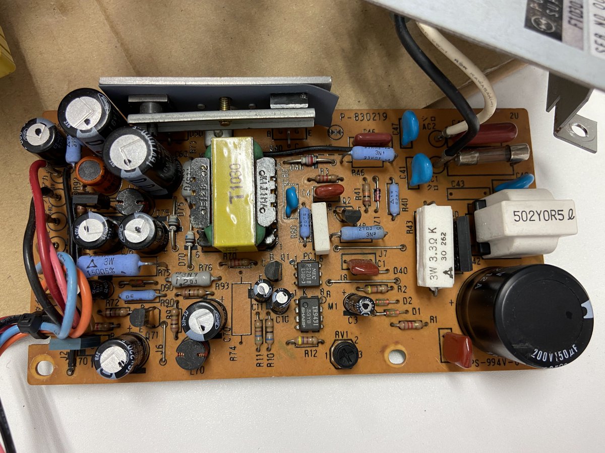 pgrZundmn's tweet image. FM-Xの電源のコンデンサ全部交換してみたのだ。
1枚目(元)
2枚目(交換後)
動くには動いたけど、なんと綺麗なグラデーション機能が備わってたのだ＼( &apos;ω&apos;)／
…なワケなくて映像周りもメンテ必要そうなのだ(´・ω・`)
今日はここまでなのだ_(┐「ε:)_
#MSX #レトロPC #FMX