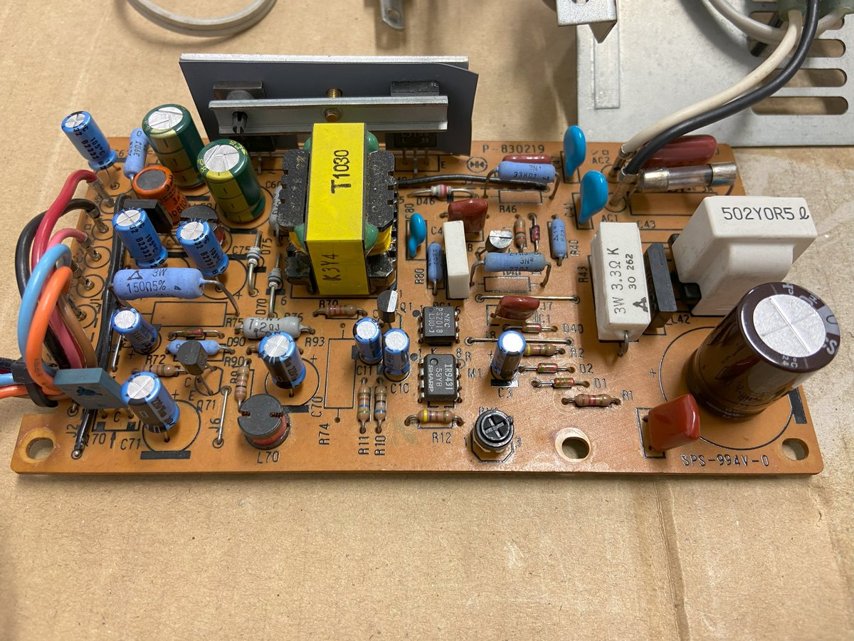 pgrZundmn's tweet image. FM-Xの電源のコンデンサ全部交換してみたのだ。
1枚目(元)
2枚目(交換後)
動くには動いたけど、なんと綺麗なグラデーション機能が備わってたのだ＼( &apos;ω&apos;)／
…なワケなくて映像周りもメンテ必要そうなのだ(´・ω・`)
今日はここまでなのだ_(┐「ε:)_
#MSX #レトロPC #FMX