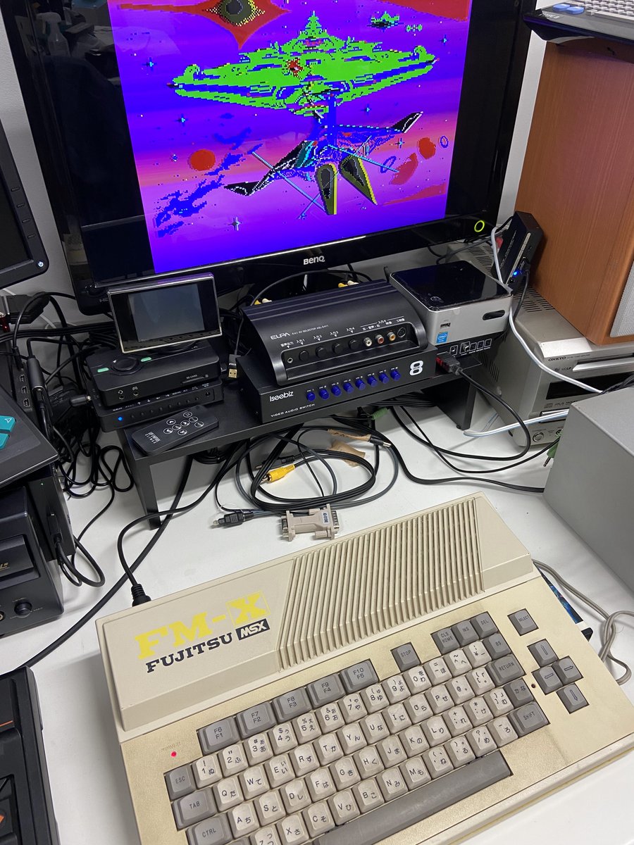 pgrZundmn's tweet image. FM-Xの電源のコンデンサ全部交換してみたのだ。
1枚目(元)
2枚目(交換後)
動くには動いたけど、なんと綺麗なグラデーション機能が備わってたのだ＼( &apos;ω&apos;)／
…なワケなくて映像周りもメンテ必要そうなのだ(´・ω・`)
今日はここまでなのだ_(┐「ε:)_
#MSX #レトロPC #FMX
