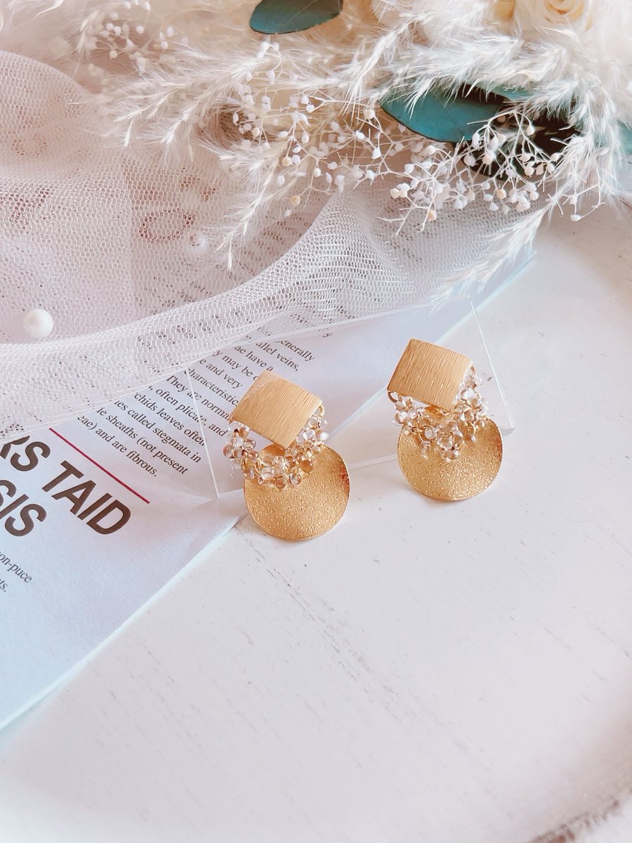 こちらのピアス私のイチオシ♡
イヤリング変更は不可になります💦
チェコガラスのファルファーレがキラキラしてて耳元を輝かせます✨
サージカルステンレス使用♡
ご注文はDMお願いいたします♡