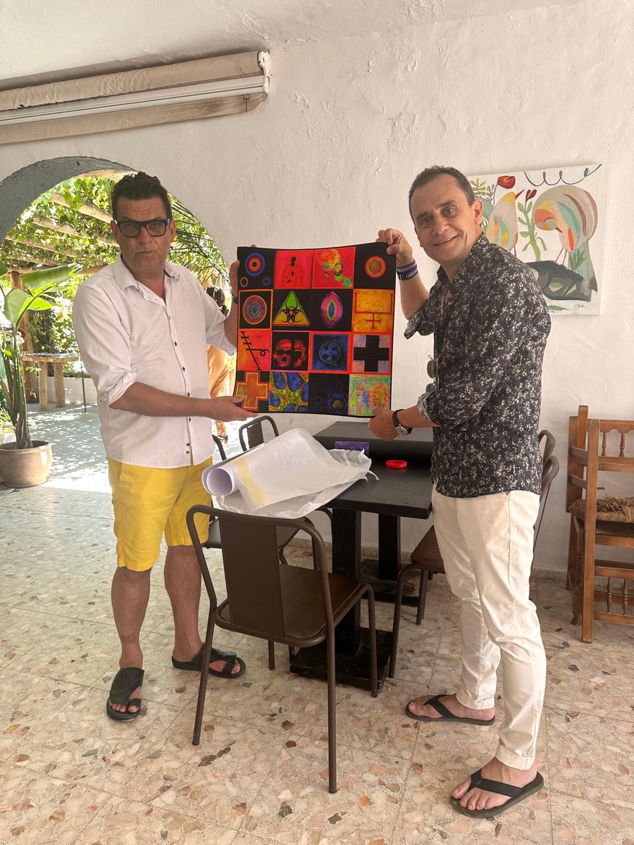 Metamistic_'s tweet photo. Pierwszy posiadacz mozaiki @MetaMistic_ Project - @smoralesconde - Prezydent elekt @eurohernias i były prezydent @EAES_eu . Dzieło otrzymał z rąk prof. Macieja Śmietańskiego.Już niedługo uruchomimy możliwość zamawiania własnych mozaik.
#metamistic #art #scienceart #herniafriends https://t.co/iHvqu47LUU