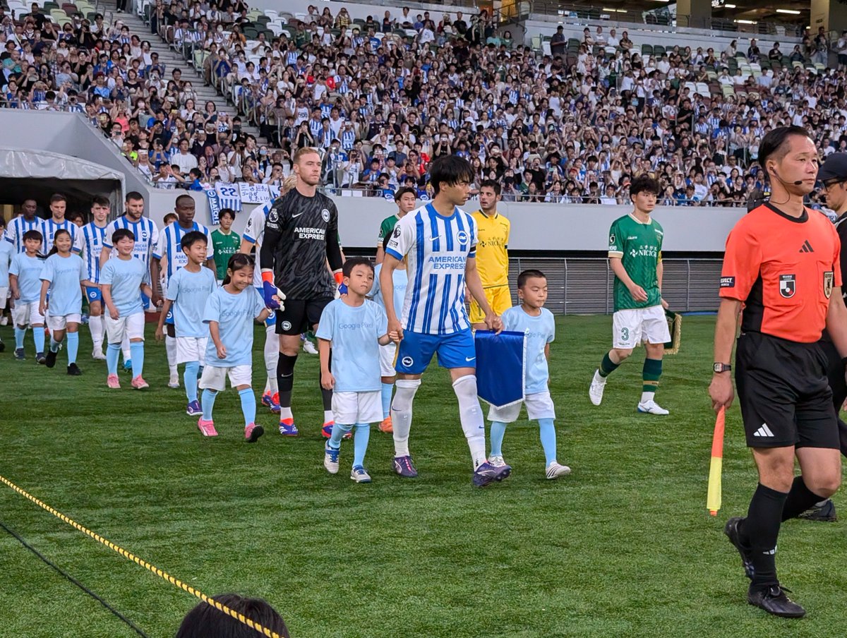 TeamPixelシート で参加した子どもたちと三笘選手、 みんなで集合写真📸 三笘選手と会えて嬉しそうな子どもたちの笑顔が印象的です✨  #TeamPixel #GooglePixel, image size:1200x904