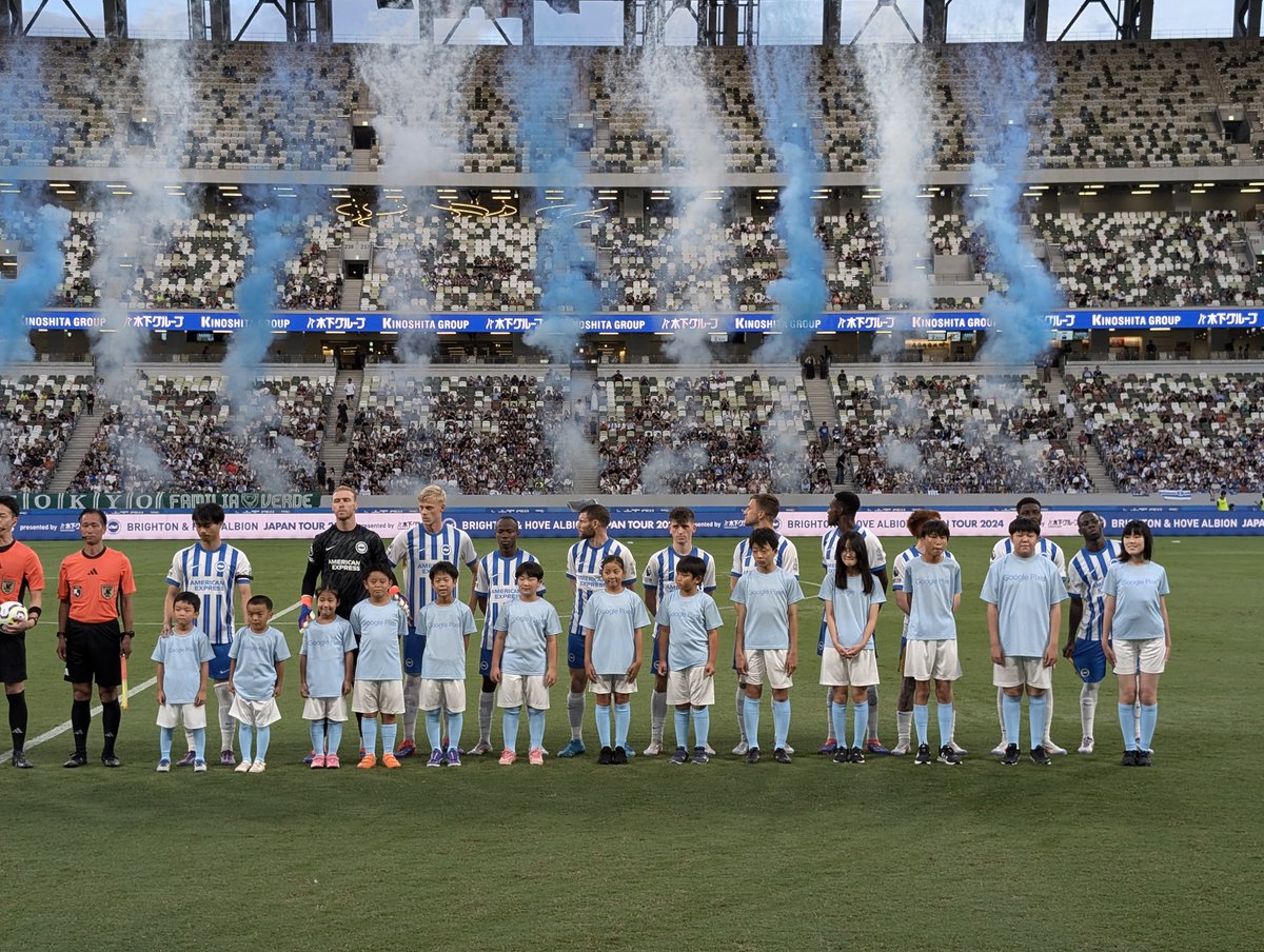 TeamPixelシート で参加した子どもたちと三笘選手、 みんなで集合写真📸 三笘選手と会えて嬉しそうな子どもたちの笑顔が印象的です✨  #TeamPixel #GooglePixel, image size:1200x904