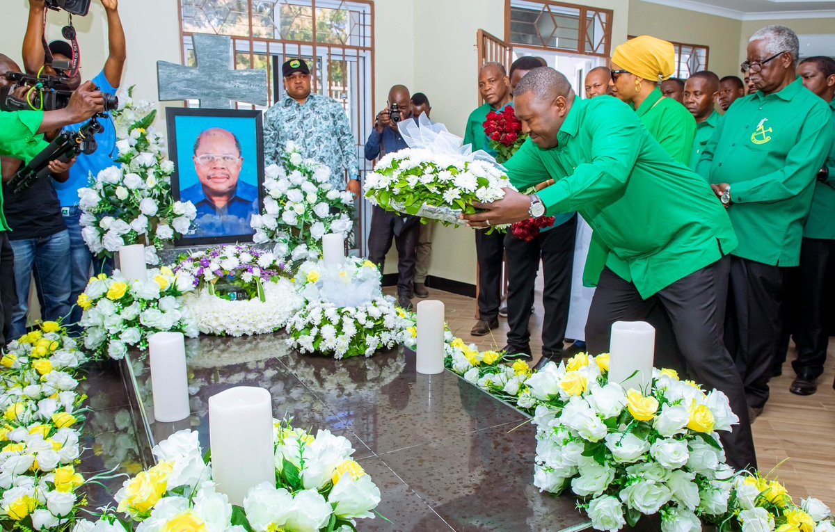 📍 KATIBU MKUU DKT NCHIMBI AZURU KABURI LA HAYATI MKAPA, CCM YATOA MILIONI 10 KUBORESHA MAJENGO YA SHULE LUPASO.

Katibu Mkuu wa Chama Cha Mapinduzi Balozi Dkt. Emmanuel John Nchimbi ametembelea kaburi la aliyekuwa Rais wa Awamu ya 3, hayati Benjamin William Mkapa katika Kijiji