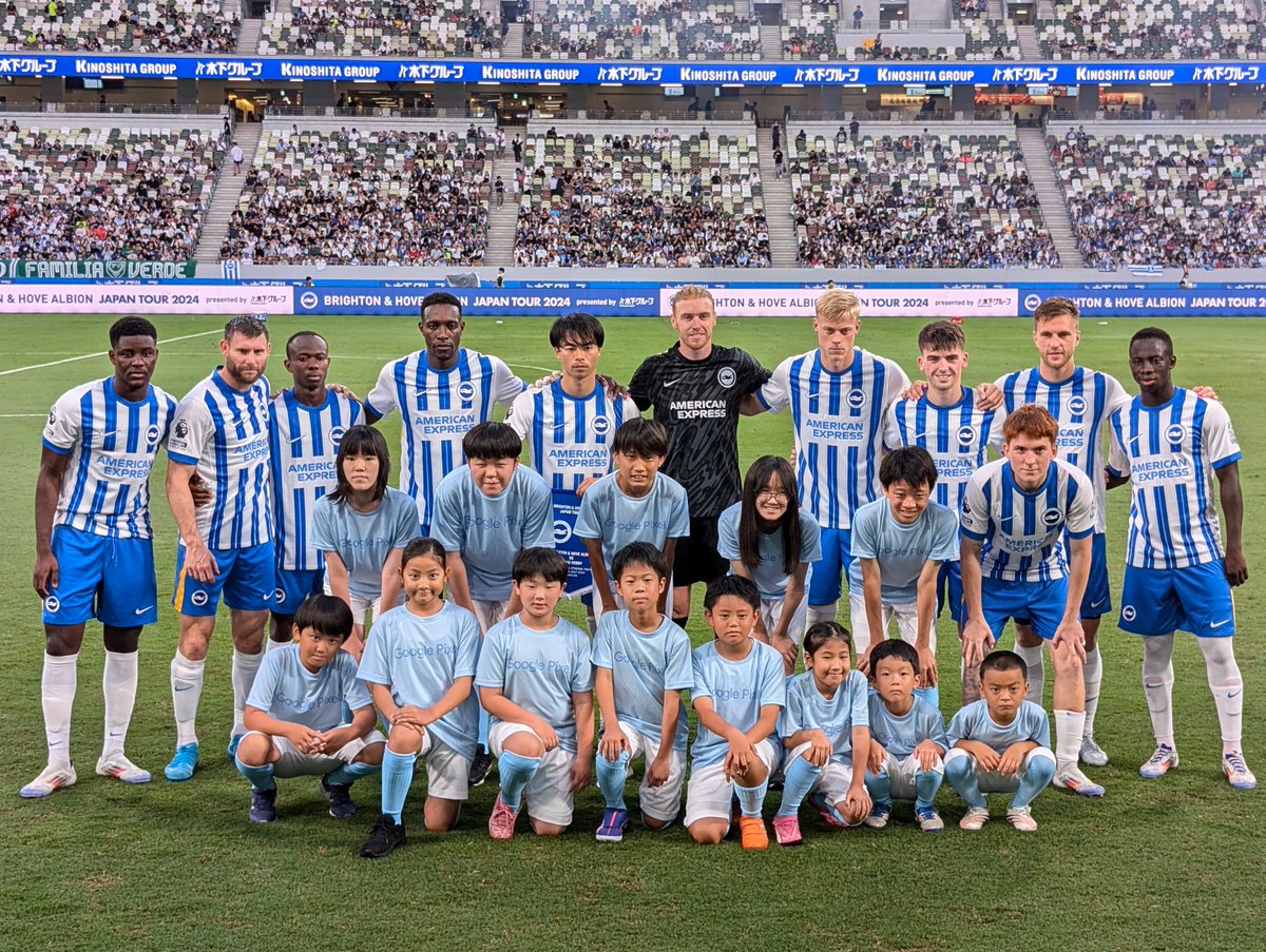 TeamPixelシート で参加した子どもたちと三笘選手、 みんなで集合写真📸 三笘選手と会えて嬉しそうな子どもたちの笑顔が印象的です✨  #TeamPixel #GooglePixel, image size:1200x903