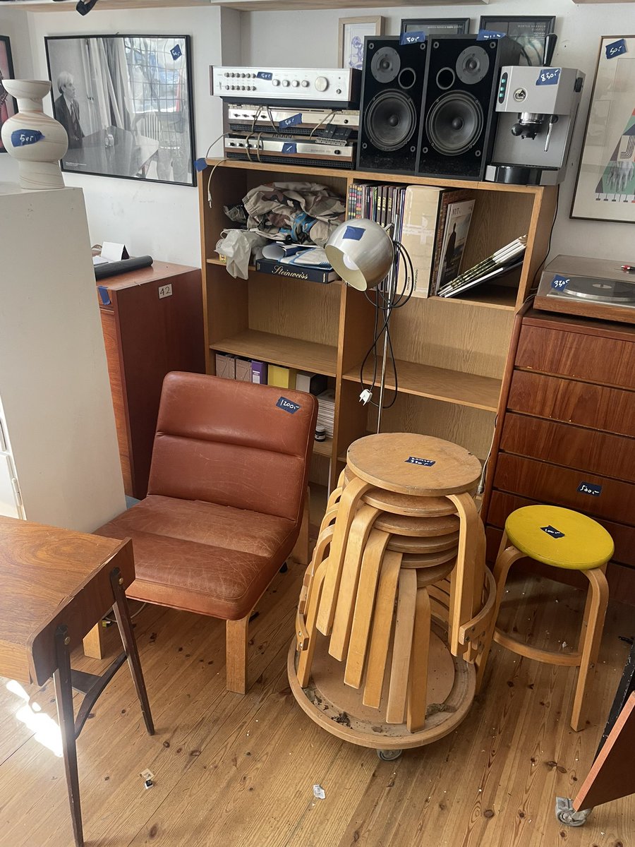 bydysted's tweet photo. Holder loppemarked i dag. Kontoret skal tømmes, så kig forbi Ægirsgade 69 i kld. Alt er til salg. Bøger, plader, møbler og maskiner. 

Kom glad, der er Billie holiday på anlægget! Jeg er her til 16. 

#dystedsælgerud https://t.co/E6JoWf0Tf9