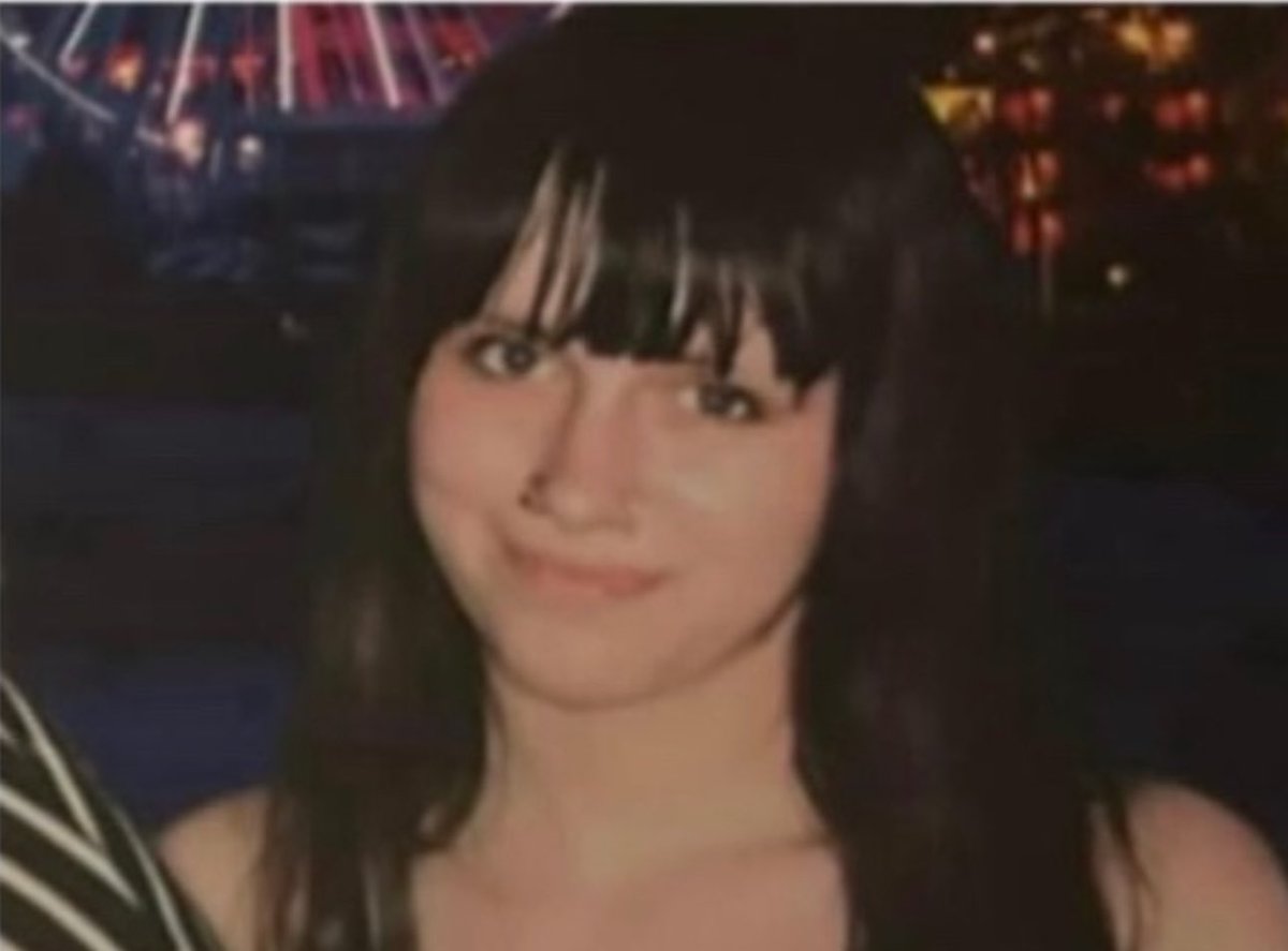 moesealseru's tweet photo. I’m pretty sure we all are aware Sydney Johnson (Moeseals200) etc edits her photos; but i just wanted to come to debunk it a little more because she’s previously stated she isn’t edited and it’s just angles, as someone who works in photoshop

🪡🧵 • a thread obviously https://t.co/Yq6kd5ZXPN