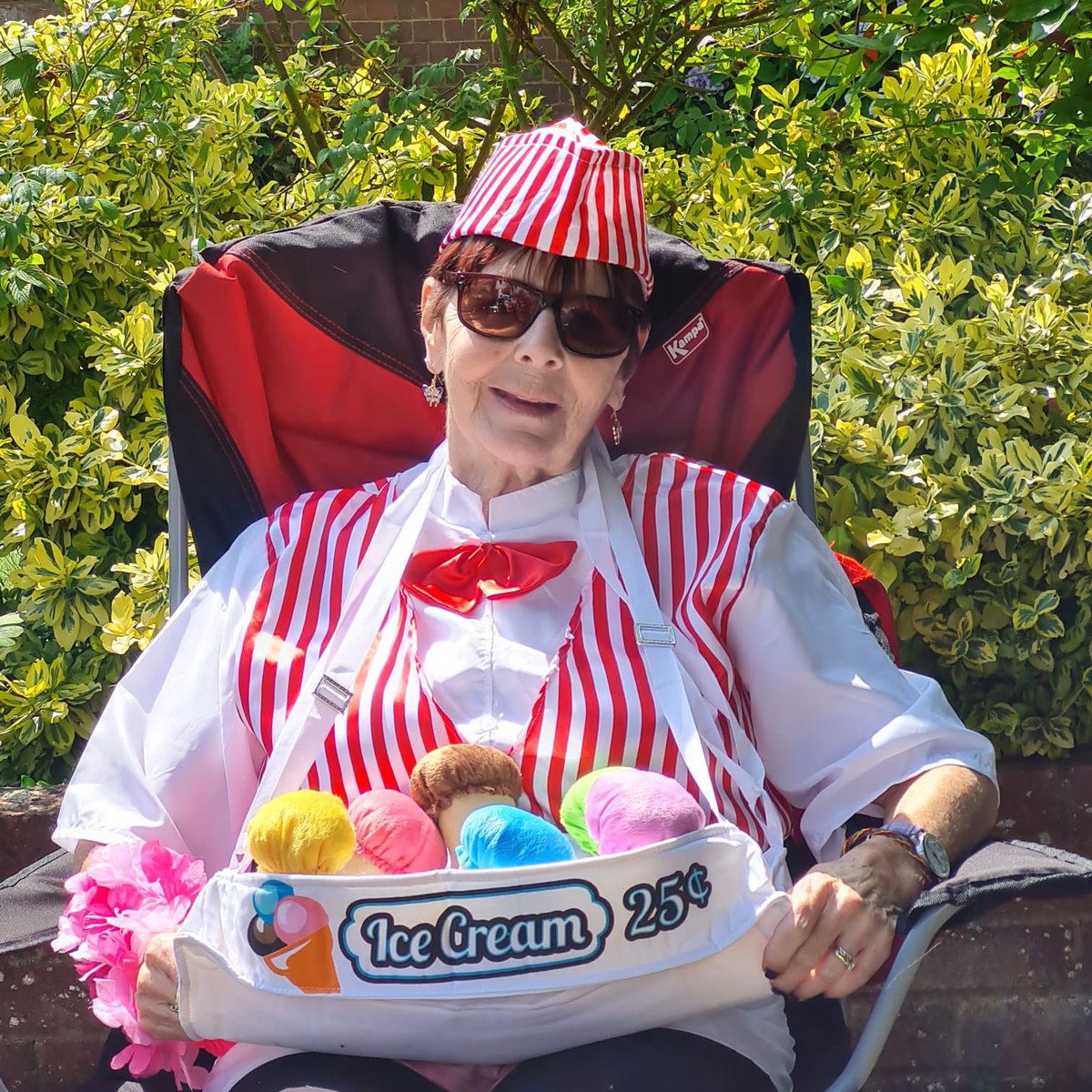 IpsSamaritans's tweet photo. As @samaritans volunteers we really enjoy outreach activities and at #Ipswich branch, the #Felixstowe #Carnival is a favourite. Outreach is the chance to raise profile for the branch whilst being there for anyone who would like to meet us. You can see our team are having fun 🍦 https://t.co/sTsMViU1t7