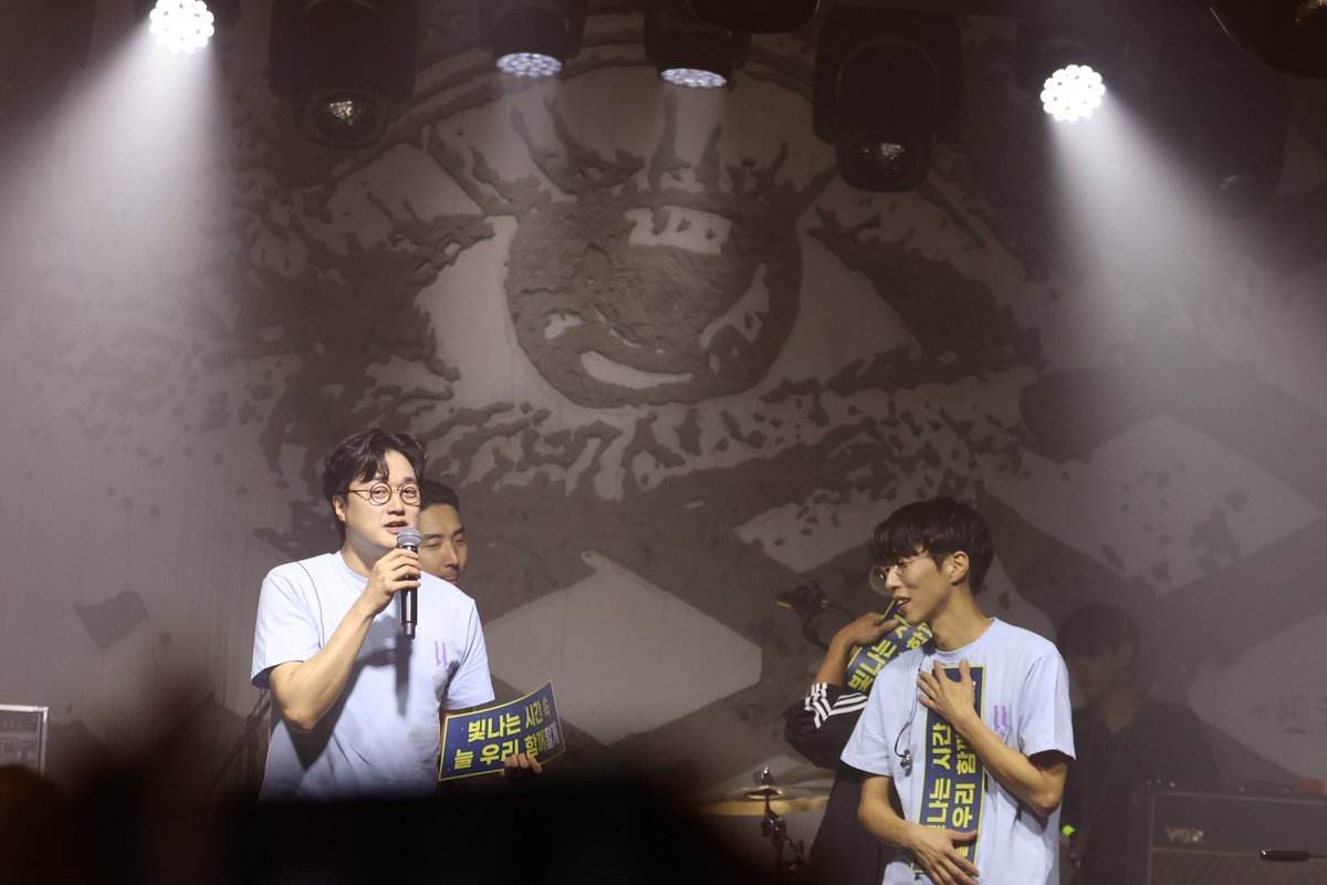 피켓 문구를 소리내어 읽으며 장난스레 고마운 마음을 전하는 쟝과
문구를 아주 오랫동안 유심히 보다가 가슴에 꼭 품으며 고마운 마음을 전하는 평

이라 좋아