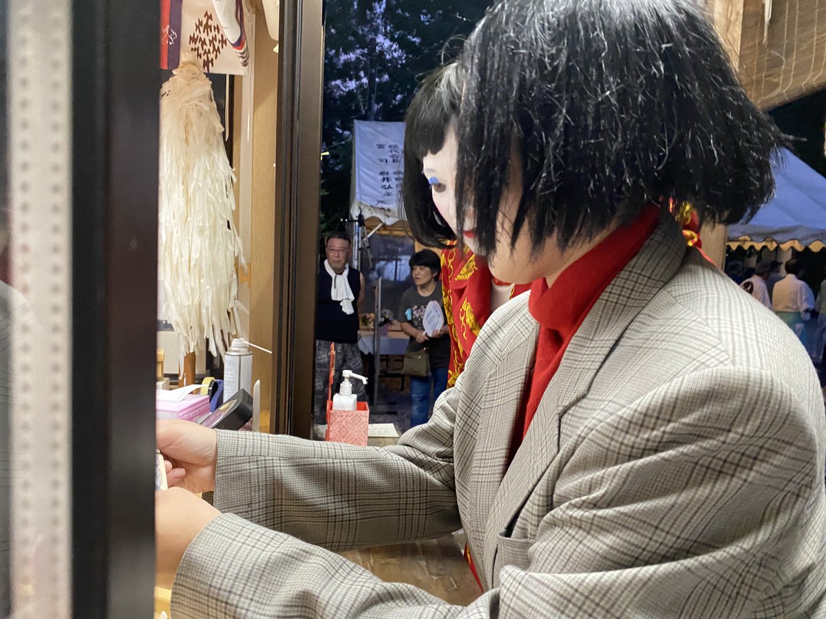 raidenjinja's tweet photo. 日本エレキテル連合のお二人がご来社くださいました。

電気の神様に、エレキテルな芸能をご披露くださいました。

例大祭の佳き日に、神人共に大笑いの一日となりました。 https://t.co/SjmPJFH1DI
