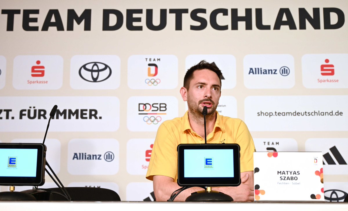 DOSB's tweet photo. "Es ist schwer, bei Olympischen Spielen nicht überwältigt zu sein. Wir fechten normalerweise quasi ohne Zuschauer, hier sitzen 7.000 Leute im Grand Palais. Ich habe so eine Lautstärke noch nicht erlebt." 🫶

Säbelfechter Matyas Szabo bei der @TeamD Pressekonferenz. #PARIS2024 https://t.co/NYJqNvQuAV