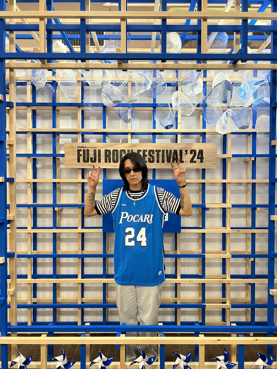 INTSonyMusicJP's tweet photo. ⛰️#フジロック 2024🏕️
Eyedress オフショット📸

ポカリが大好きなアイドレス🤍
ユニフォームをゲットして喜んでました！

おしゃれに着こなしてますね⚡️

#fujirock #eyedress @fujirock_jp https://t.co/8BLNsN1OyV