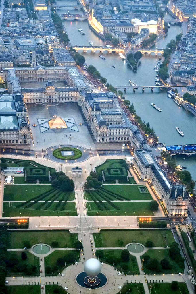 Extraordinaire et rare photo du #Louvre... de haut et..  avec le ballon de la vasque olympique !
#Paris #ParisOlympics2024 #paris2024olympics #PARIS2024
paris-visites-guidees.com