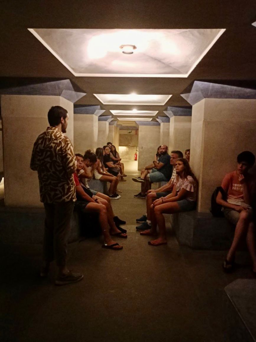 AjuntamentVLC's tweet photo. 🕵️ Hui es el #DiadelaArqueología ⚱️ i ahir el celebràrem amb les visites guiades i teatralitzades al centre de l'#Almoina i al refugi dels #Serrans, organitzades per @CulturalVLC. https://t.co/cWEVWReviW