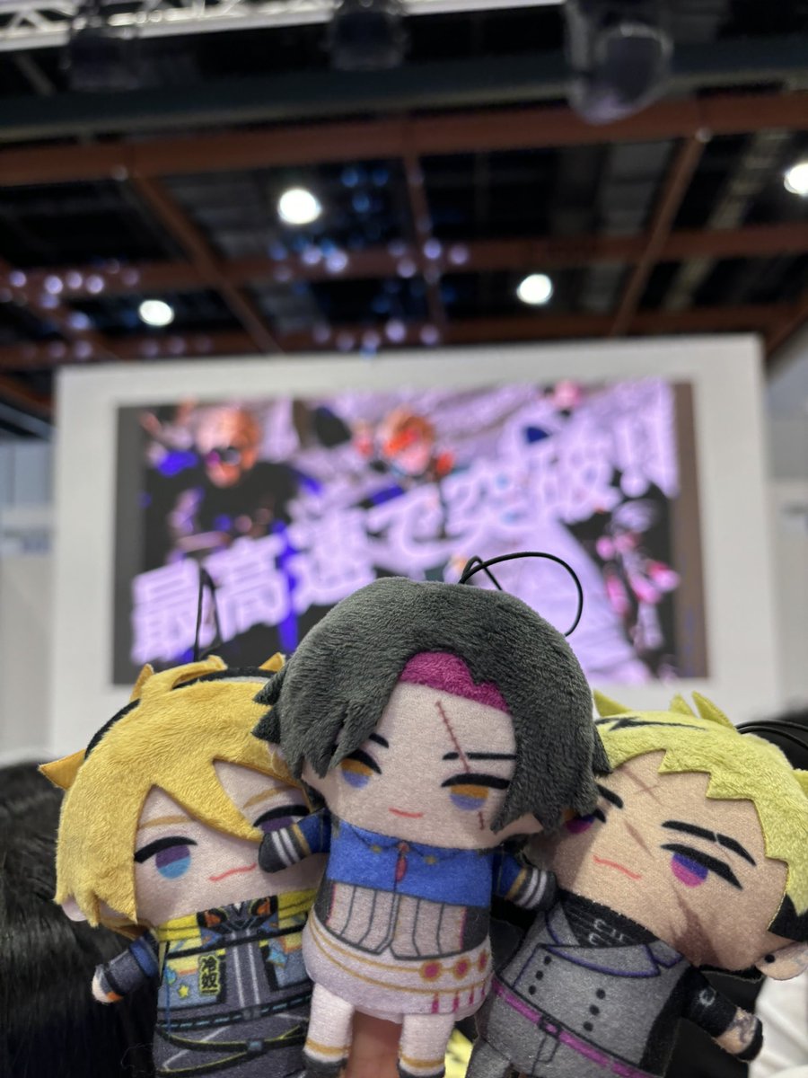 cchuchu0803's tweet photo. @VezaliusBandage You are soooo cute!💙💜💛 https://t.co/mIZJV3Hs8Q