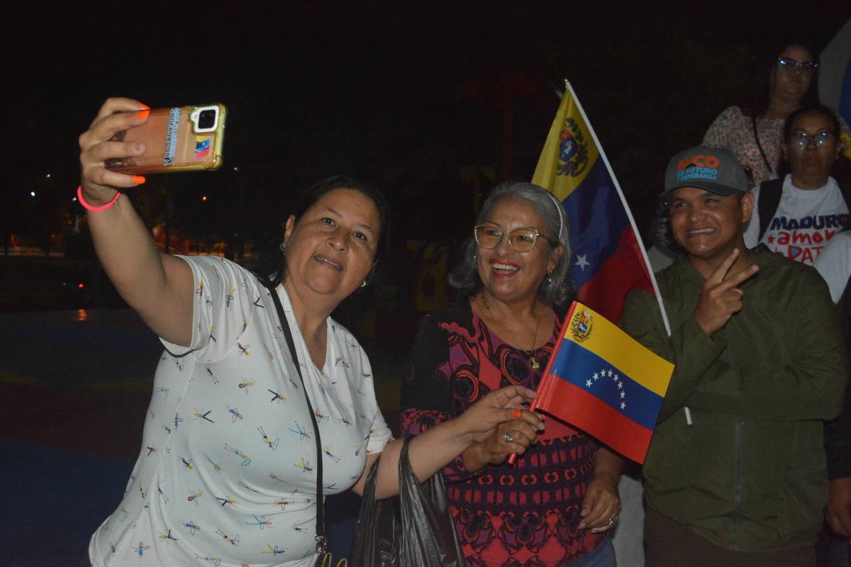 AdolfoP_Oficial's tweet photo. #28Jul Con mucha alegría y sentimiento patrio, iniciamos el día con el toque de Diana de Carabobo para desplegarnos a cada territorio junto a nuestra fuerza revolucionaria para ejercer el derecho al voto.

Día histórico, día de patria, día del nacimiento del gigante Hugo Chávez, esto es para ti Comandante! 

#VotaPorLaPaz2024