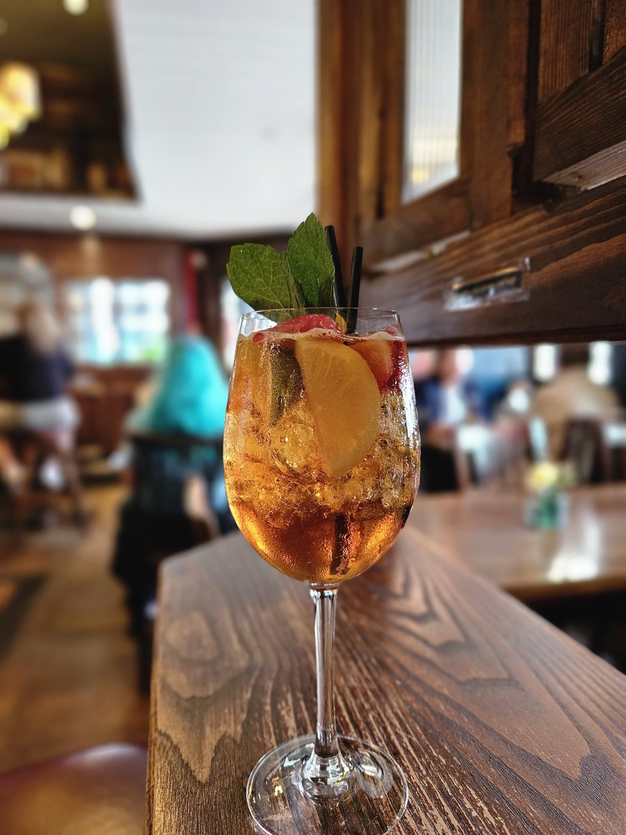 Unwind and relax! 
Pimm's is the ultimate summer drink to cool you down and lift your spirits 🍹
#fullers #pimms #sunday