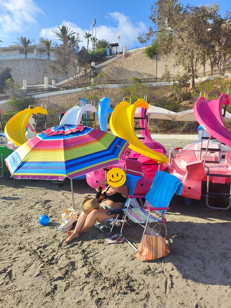 geliyd's tweet photo. Devoradas por los patinetes #caboroig.Harta de no poder tomar el sol y darte un baño sin que te lleven por delante.Y ahora el encargado y un niño maleducado diciendo que nosotras molestamos🏖️⛱️y que ellos pagan @plorihuela @AytoOrihuela los residentes también pagamos💲💵💰. Basta https://t.co/zZTSxzDHAU