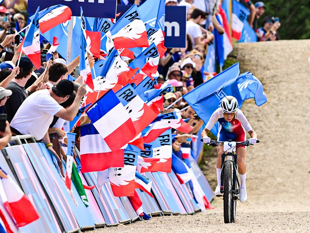 VPick_'s tweet photo. ‼️ Pauline Ferrand-Prévot en OR 🥇

La course d'une carrière, bravo 🇫🇷

#Paris2024 https://t.co/shX2HrJr1s