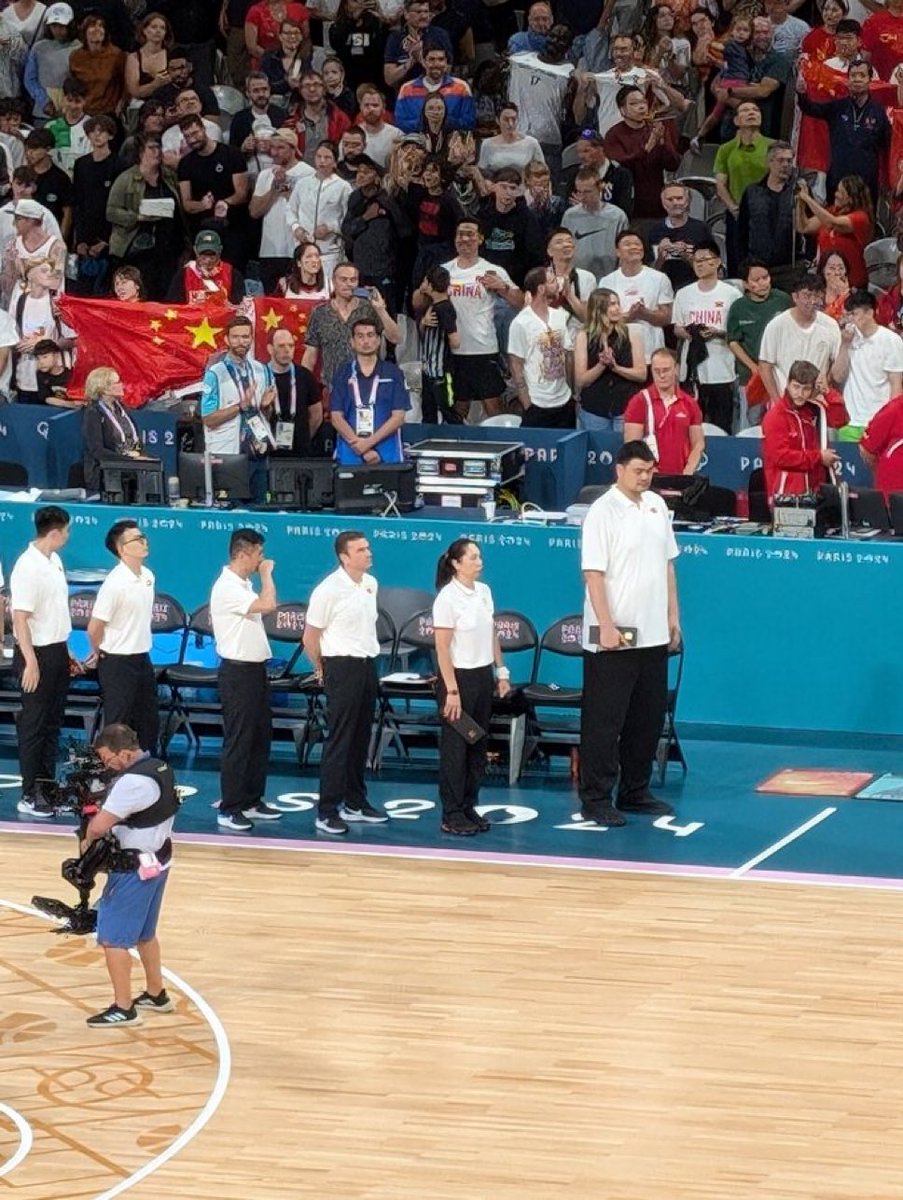 Yao Ming coaching the Women’s team >>>>>>>>