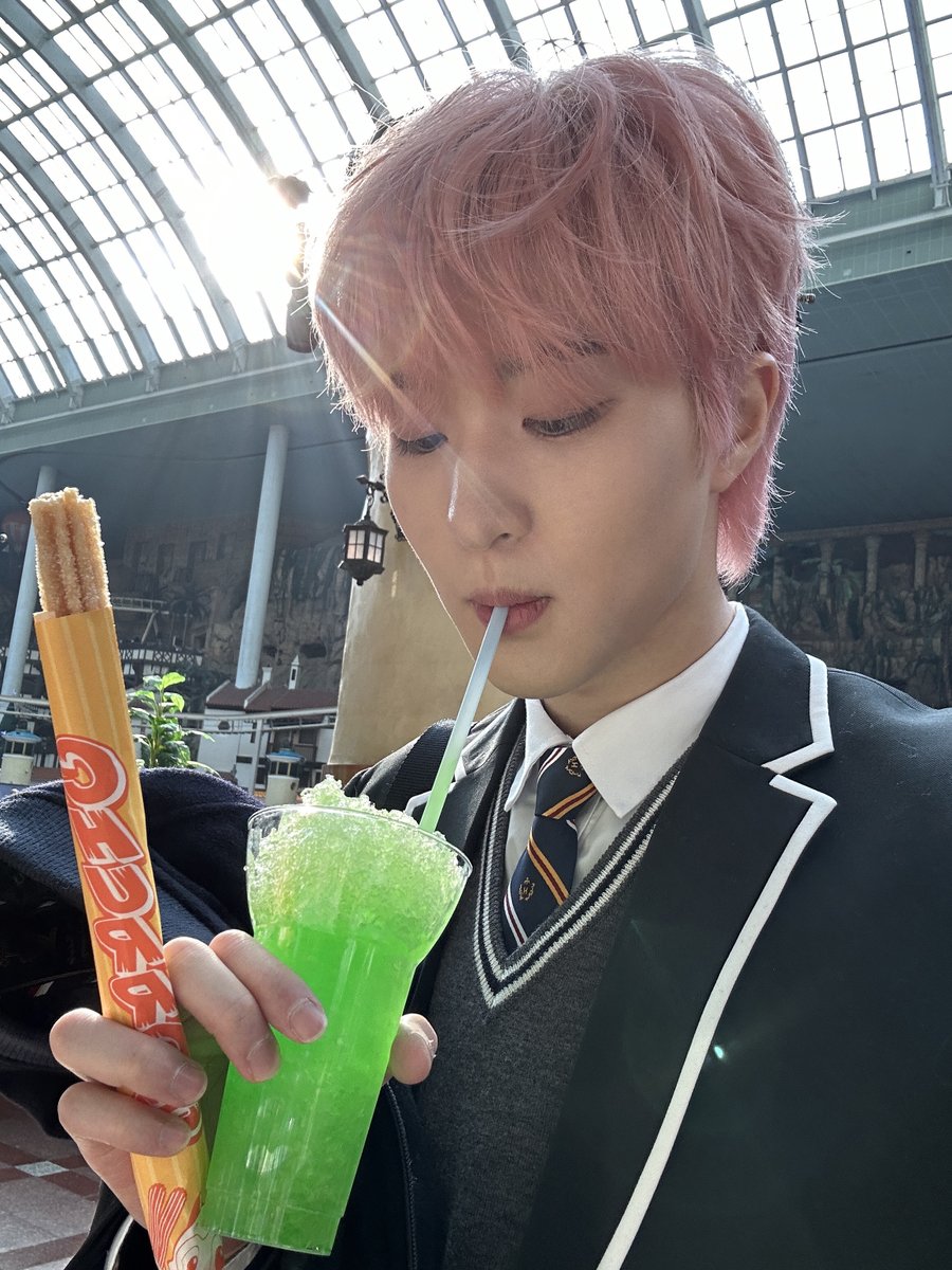 fantasyboys_mem's tweet photo. [#김우석] 

즐거운 하루, 맛있는 음식이 빠질 수 없지!
아니, 우석이는 반디 너만 있으면 돼☺
다음 주도 즐거운 한 주 되세용

#FANTASYBOYS #판타지보이즈
#KIMWOOSEOK https://t.co/9a3yDwzKZX