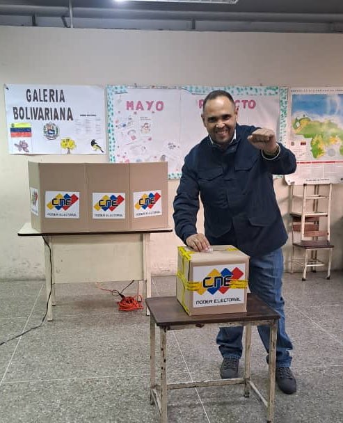 EdisonB25's tweet photo. 🇻🇪 Aquí estoy una vez más ejerciendo mi derecho al voto con mucha alegría y entusiasmo, esta fiesta electoral apenas comienza.

Invito a todas y todos a votar bien temprano.

 ¡Que viva la Patria! https://t.co/vAVbrsT6DL