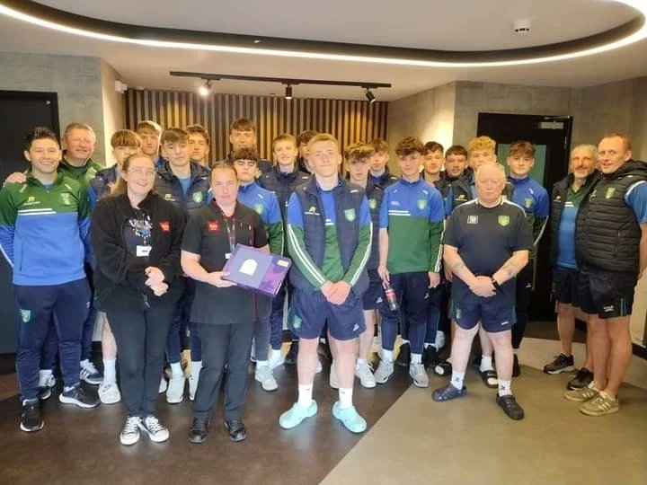 Both our squads sharing a small token of appreciation to Ashley and Bernie, representing the hotel staff at Ibis Riverside Coleraine and Sandpiper Restaurant, who allowed our squads to enjoy an experience replicating the life of full-time professional players. 🤝 Thank you. 💚💙
