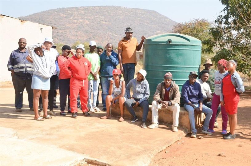 dailysunsa's tweet photo. Dry taps spark violence ekasi🚰
#servicedeliveryprotest #residents #Moruleng #northwest
https://t.co/MedX4FR25F