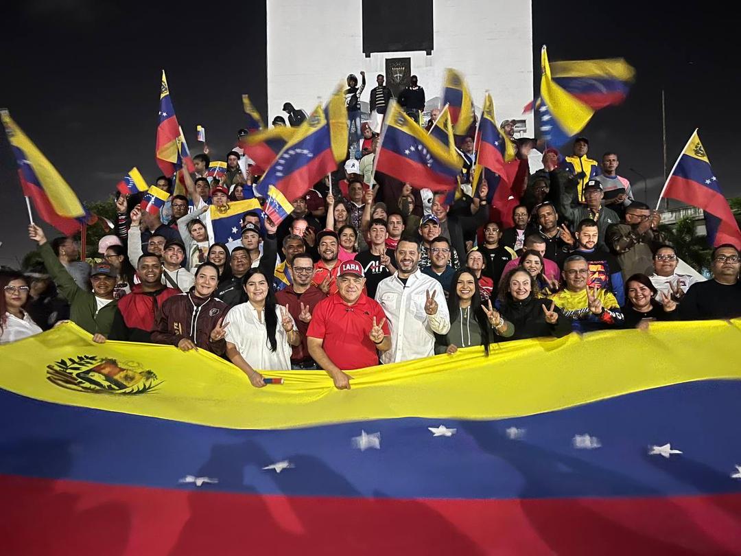MPV_Lara's tweet photo. Con alegría y sentimiento patrio,iniciamos el día con el toque de Diana de Carabobo para desplegarnos a cada territorio junto a nuestra fuerza revolucionaria para ejercer el derecho al voto.
Día histórico,día de patria,día del nacimiento del gigante Hugo Chávez
#VotaPorLaPaz2024 https://t.co/UjTOlrW4TJ