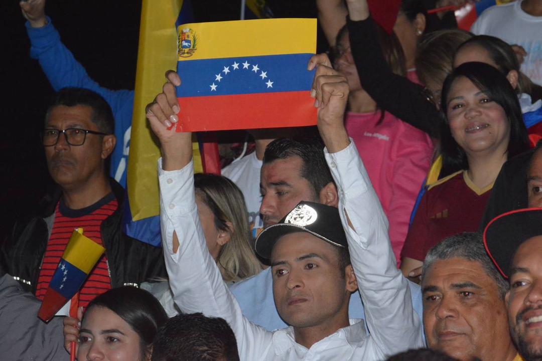 MPV_Lara's tweet photo. Con alegría y sentimiento patrio,iniciamos el día con el toque de Diana de Carabobo para desplegarnos a cada territorio junto a nuestra fuerza revolucionaria para ejercer el derecho al voto.
Día histórico,día de patria,día del nacimiento del gigante Hugo Chávez
#VotaPorLaPaz2024 https://t.co/UjTOlrW4TJ