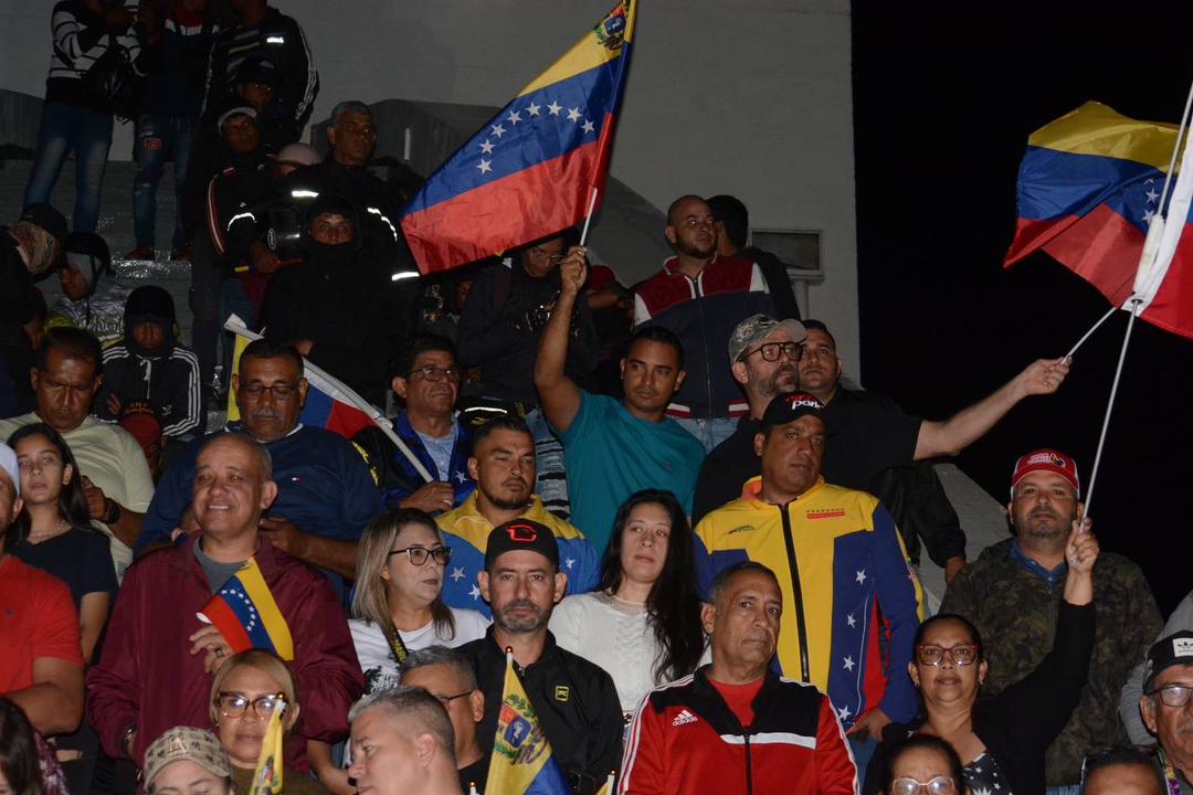 MPV_Lara's tweet photo. Con alegría y sentimiento patrio,iniciamos el día con el toque de Diana de Carabobo para desplegarnos a cada territorio junto a nuestra fuerza revolucionaria para ejercer el derecho al voto.
Día histórico,día de patria,día del nacimiento del gigante Hugo Chávez
#VotaPorLaPaz2024 https://t.co/UjTOlrW4TJ