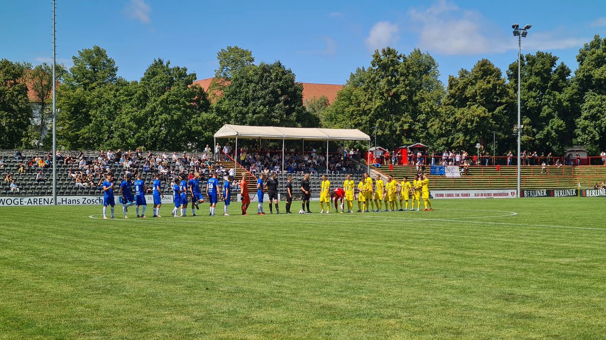 1fclokleipzig's tweet photo. DER BALL ROLLT!

Was für ein tolles Gefühl, unsere Loksche wieder am Ball zu sehen. 😍🥳

Unser FCL beginnt in ganz Gelb die Saison bei der VSG Altglienicke. 

Auf geht’s, gemeinsam eine neue, bessere Saison auf’s Parkett legen! 💙💛

1‘ ⏱ | 0:0

#VSGLOK #lokleipzig https://t.co/iGGyXtsApi