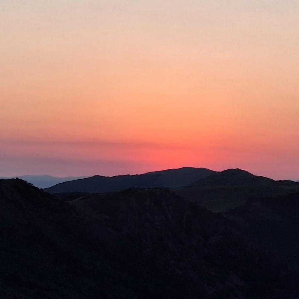 ParcoBeigua's tweet photo. Oggi passeggiata all'alba sull'Alta Via dei Monti Liguri prima di iniziare il servizio al Punto Info #Beigua di Pratorotondo.
Una levataccia... ma poi li spettacolo ripaga di tutto
(grazie a Mauro Brunetti e a Gabriella Cirone) https://t.co/JfhgnRvJyd