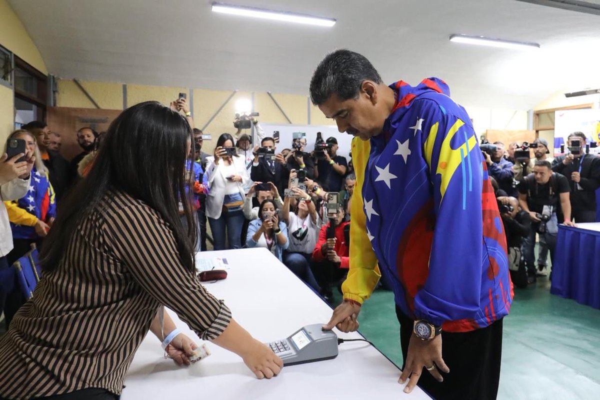 #EnFotos📷| Jefe de Estado <a href="/NicolasMaduro/">Nicolás Maduro</a> ejerce su derecho al voto junto a la Primera Combatiente <a href="/ConCiliaFlores/">Cilia Flores</a>, en la Escuela Ecológica Bolivariana Simón Rodríguez, ubicada en Fuerte Tiuna, Caracas.

#VotaPorLaPaz2024