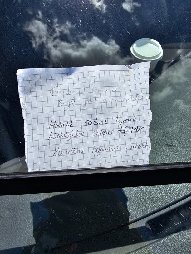 ajans_muhbir's tweet photo. Pendik'te hatalı park yapan Almancı’nın arabasına bırakılan not:

“Geldiğin ülkende de böyle park edebilir misin?

Hainlik sadece toprak bütünlüğüne saldırı değildir. Kurallara bağımsız uymaktır.” https://t.co/55wKYLj9n7