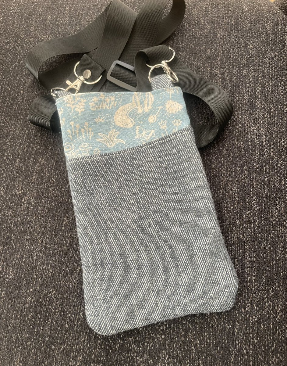 ayanuts12's tweet photo. スマホケースが破損してしまったので、スマホホルダーを作りました。
本当は柄を表にしたかったんですが、間違えて縫ってしまった…😓

これは、これで良いか🧐

#シマリス #シマリス柄 https://t.co/6V0FRpgCvd