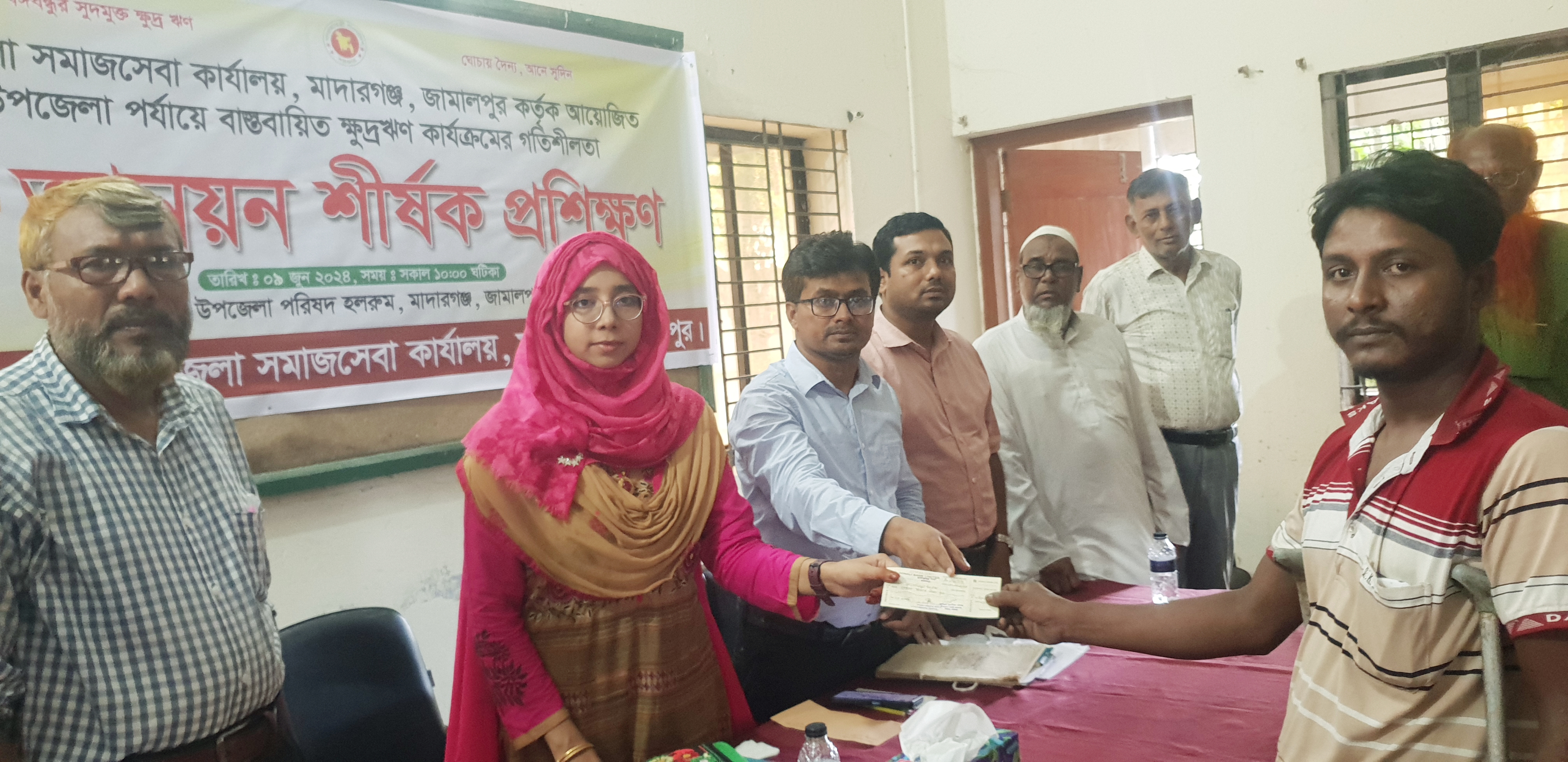 মাদারগঞ্জে ক্ষুদ্রঋণ কার্যক্রমে প্রশিক্ষণ ও ঋণ বিতরণ