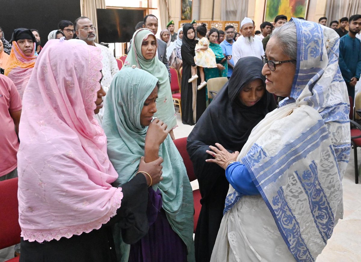 MAarafat71's tweet photo. Prime Minister Sheikh Hasina met the family members of the victims of the violence in the quota movement. Every incident of violence will be properly investigated, and each one of the culprits will be prosecuted. Sheikh Hasina promised to stand by the bereaved family. https://t.co/4I3TcepfF9